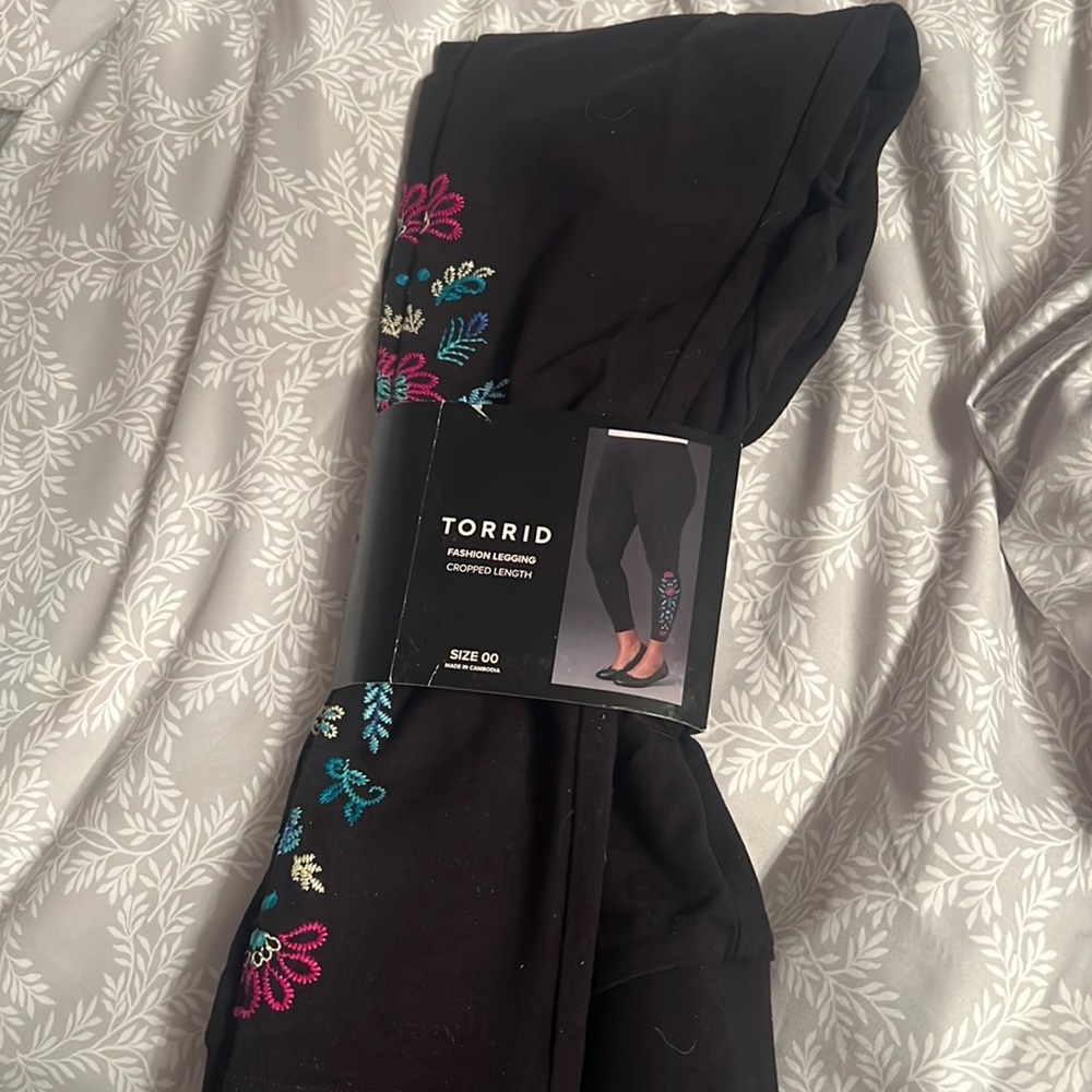 Cropped embroidered leggings
